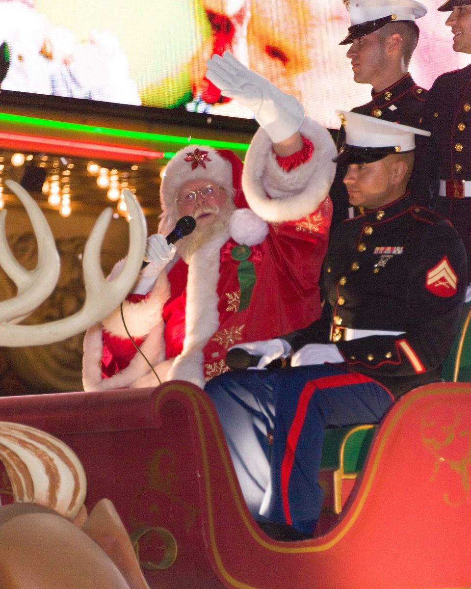 Photos: 80th Anniversary of The Hollywood Christmas Parade benefiting Marine Toys | Picture 132448